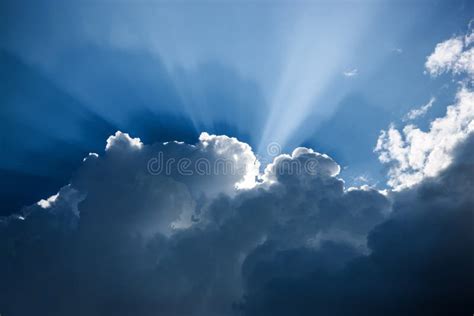 Formazione Blu Scuro Della Nuvola Con I Raggi Di Sole Immagine Stock
