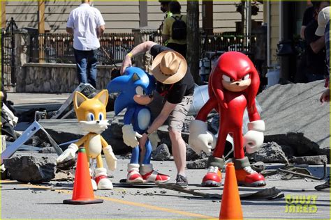 ソニック・ザ・ヘッジホッグ 2) is the highly successful sequel of the original sonic the hedgehog for the sega mega drive. Knuckles spied on the movie set of Sonic the Hedgehog 2 ...
