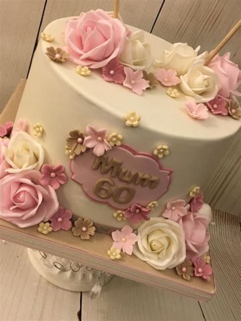 Birthday cakes for woman's birthday honoring the feminine of the birthday that simulates a nail polish, a lipstick. 60th Birthday Cake | Pastel para mama cumpleaños, Ideas de ...