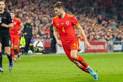 Ben Davies Withdraws From Wales Squad Returns To Tottenham Cartilage