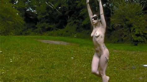 Lady Gaga se entrega al desnudo artístico