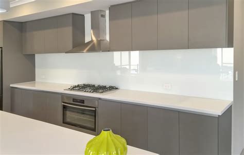 They match both the appliances and the white cabinets. Neutral Coloured Glass Splashbacks | Perth Splashbacks