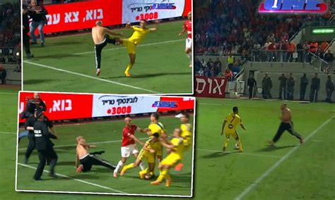 Referee Sends Off Maccabi Tel Aviv Star Eran Zahavi After He Kicks Out