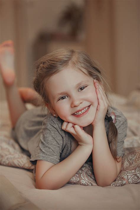 ребенок кровать девочка улыбка домашняя фотосессия детская