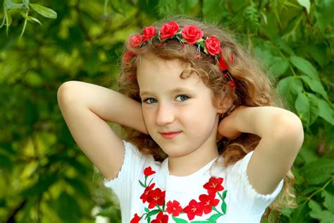 무료 이미지 남자 잔디 사람들 식물 소녀 사진술 꽃 여름 초상화 모델 녹색 빨간 어린이 의류 아가
