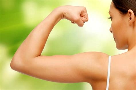 tonificare i muscoli delle braccia qualche esercizio da fare in casa