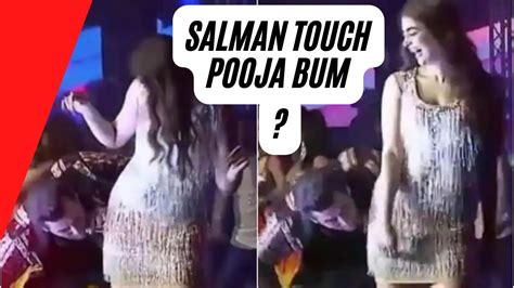 Salman Khan Touch Pooja Hegde Bum Cheap Step At Da Bangg Concert In Dubai Youtube