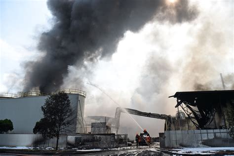 Eight people were taken to a hospital with burns on wednesday (feb 24), following what witnesses say was a loud explosion at an industrial building in tuas. Explosions, massive fire roil Singapore's Tuas district ...
