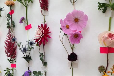 Today i'm going to show you how to make a diy flower wall for a wedding or event. DIY - MAKE A FRESH FLOWER BACKDROP - LADYLANDLADYLAND