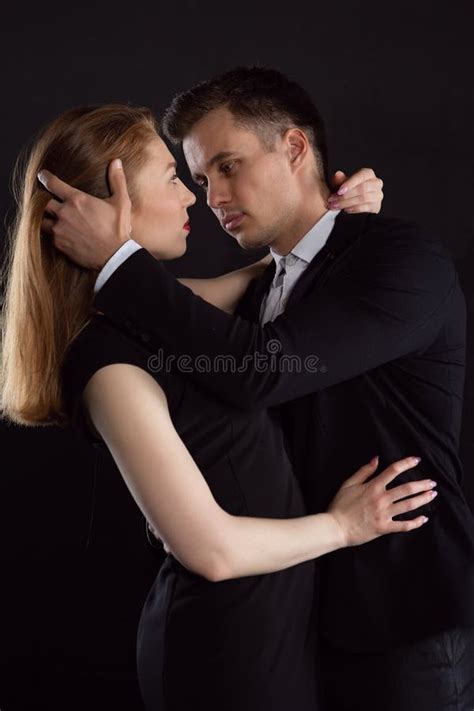 Pareja Sexy Abraz Ndose Apasionadamente Frente A Un Beso Un Hombre Y Una Mujer Se Miran A Los