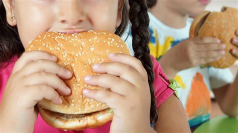 Werbung Für Fast Food Kinder Sehen Pro Tag 15 Mal Ungesundes Essen