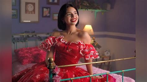 Ángela Aguilar Enamora A Fans Al Posar Espectacular En Outfit Rojo