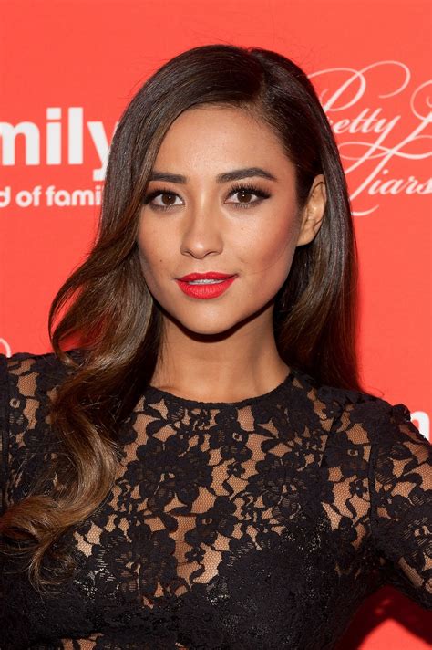 Pretty Little Liars Actress Shay Mitchell Will Publish Her First Novel Bliss