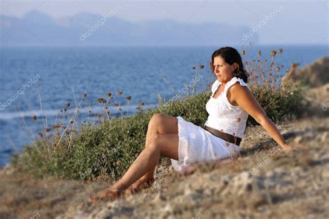 Attrayant 40s Femme Mûre Assis Seul Sur La Plage Penser Et Regarder Horizon Coûteux Image Libre