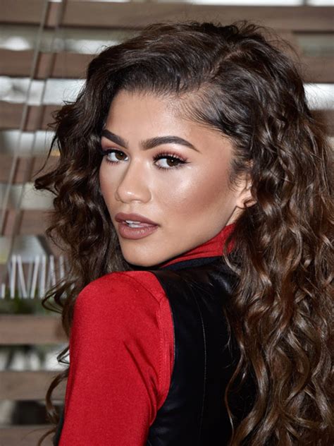 zendaya curly hair