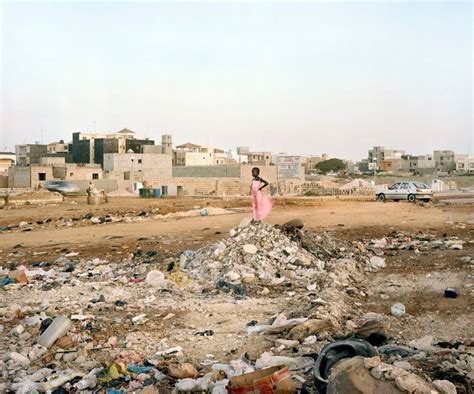 Sénégal Dakar A Girl Poses Who Lives In The Slums Of Dakar La Vie