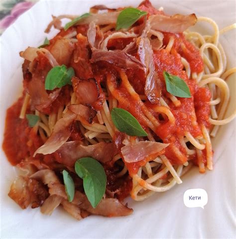 Шпагети во сос од домати со босилек и свински чаден пршут Moirecepti