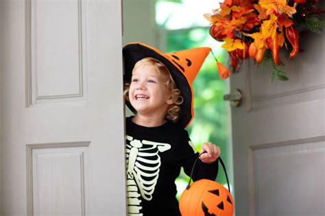 1600 Trick Or Treaters Door Stock Photos Pictures And Royalty Free