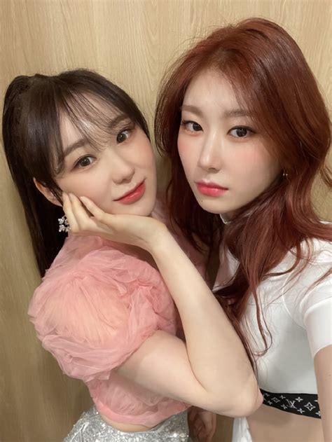 Iz One S Chaeyeon And Itzy S Chaeryeong Snap Selfies Together In Backstage Of 30th Seoul Music