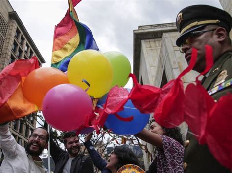 Twomenkissing Respuesta De La Comunidad Gay Al Ataque En Orlando