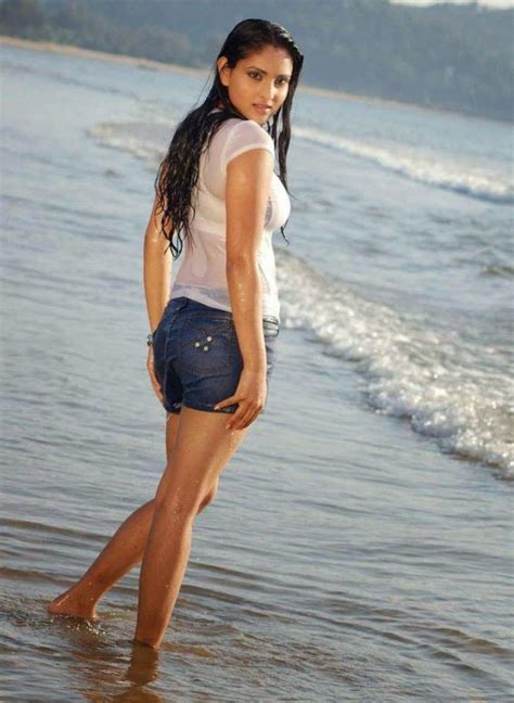 beautiful desi sexy girls hot videos cute pretty photos indian desi hot actress bathing in sea
