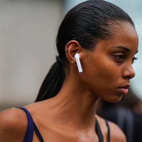 How To Wear Airpods Read This First Kembeo