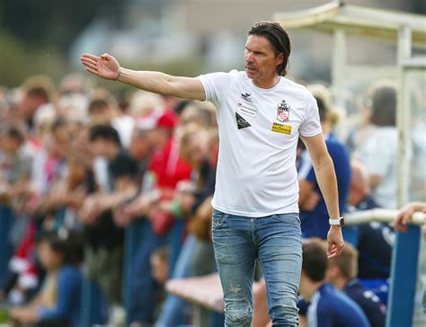 Hier worden alle relevante nieuws getoond die met de club gerelateerd worden. Der RWE schießt sich mit einem deutlichen 6:0 in die ...