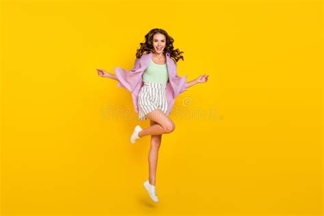 Tamaño De Cuerpo Completo Foto Mujer Descuidada Saltando Con Ropa Elegante Aislado Color