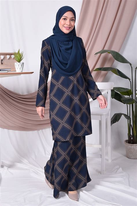 Dengan potongan gaya moden, kurung pendek yang memikat ini bukan sahaja anggun, tapi juga selesa digayakan seharian lebaran nanti. Baju Kurung Moden Trisha - Diamond Blue - MuslimahClothing.Com