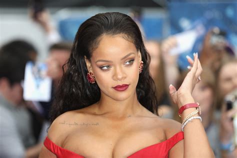 rihanna will headline the 2023 super bowl halftime show glamour