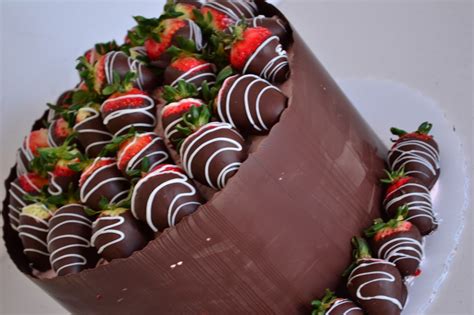 1 pound chocolate covered strawberries. Oh, just put a cupcake in it....: Chocolate Covered ...