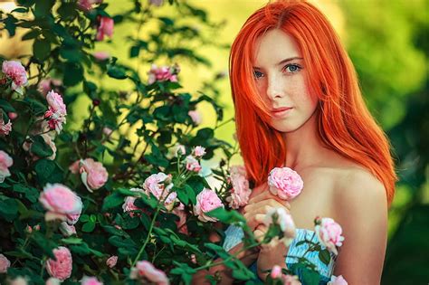 여자의 오렌지 머리와 분홍색 꽃 꽃 인물 주근깨 빨간 머리 태양 써니 소녀 Hd 배경 화면 Wallpaperbetter