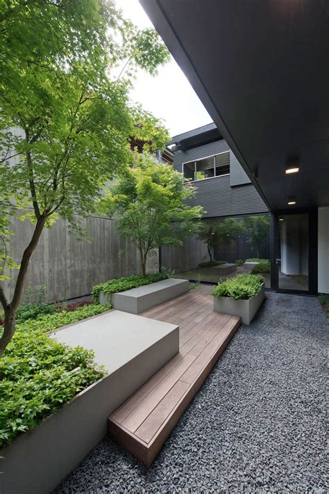 Accentuate the garden with white wall and furniture 4. A Stunning Contemporary Home with Exquisite Landscaping ...