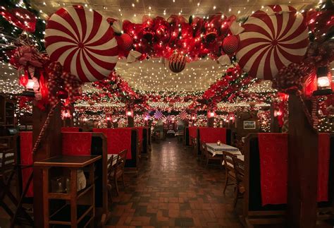 Trendy Christmas Decorations In Restaurants To Create The Perfect