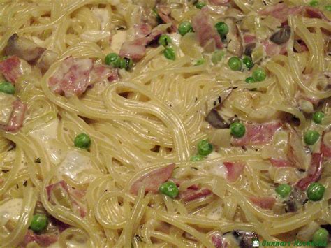 Spaghetti alla Panna in Käse-Sahne- Sauce mit Schinken Erbsen und