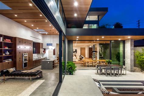 Si no se cuenta con una fachada minimalista, una opción es construir un muro delante de ella. Casa-moderna-Palms-Residence-terraza | ArQuitexs