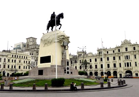 El bus interprovincial de la empresa civa, se dirigía desde chiclayo hacia tarapoto cuando se despistó y. Plaza San Martin, Lima | Peru, Lima, San