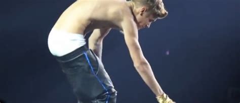 Quand Justin Bieber Perd à Plusieurs Reprises Son Pantalon Sur Scène à Los Angeles Regardez