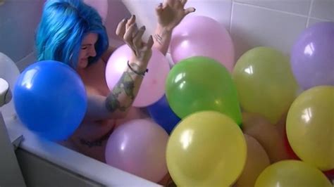 Punk Rock Girl Pops Balloons In Tub To Reveal Her Big Tits Porn Video