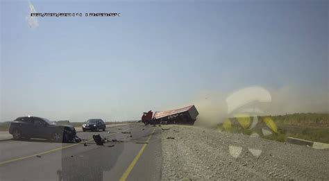 Video Dashcam Captures Horrific Semi Truck Qx50 Crash The News Wheel