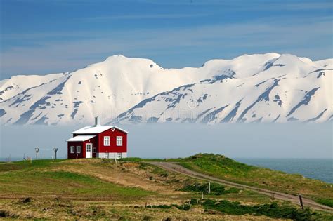 Das fjord haus, dass sich in der dänischen stadt vejle befindet, ragt aus dem wasser heraus wie eine moderne festung. Island-Landschaft Fjord Eyjafjordur, Haus, Berge Stockbild ...