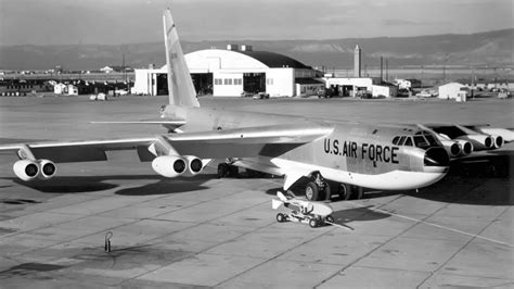 Налить в стопку кофейный ликер. B-52 Stratofortress Special Edition CD | AirWingMedia.com