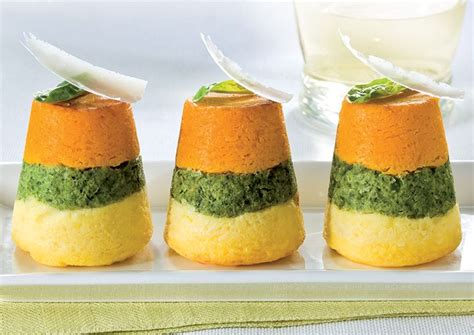 Per preparare questo finger food, iniziate dalle verdure, le carote, le zucchine e i fagiolini vanno mondati e tagliati a bastoncini. Granarolo propone la ricetta degli sformatini di verdure ...