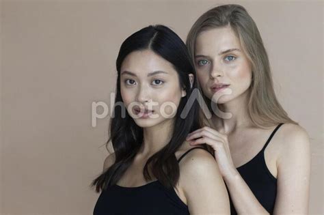 白人女性とアジア人女性 No 4222152｜写真素材なら「写真ac」無料（フリー）ダウンロードok