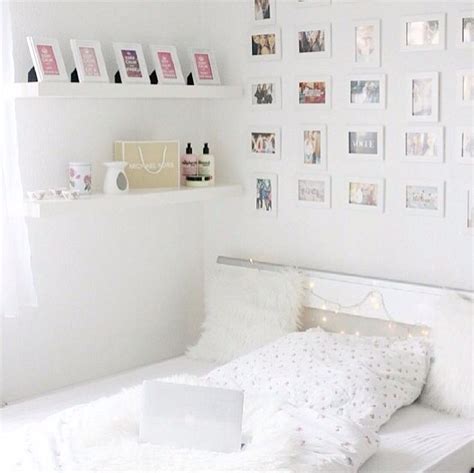 When it comes to decorating a small bedroom, first and foremost, it's important to remember that the layout is everything. Pink and white bedroom inspo