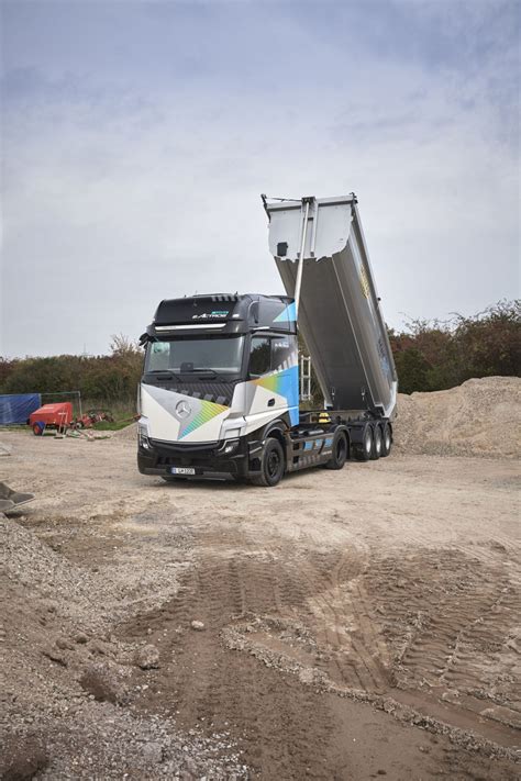 Neue Elektro Lastwagen Mit Stern Daimler Truck Setzt In Der Baubranche