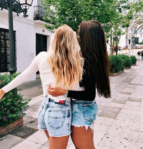 Pin By Ivelina On Bestie Blonde And Brunette Best Friends Friend Photoshoot Friends Photography