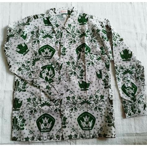Namun menurut kami, hijau adalah salah satu yang elegan ketika dipakai oleh pria dtambah lagi motifnya pointed collar. Batik Hijau De - Jual Batik Trikot Charlie Lengan Panjang Dan Saku Bagian Depan Hijau S Jakarta ...
