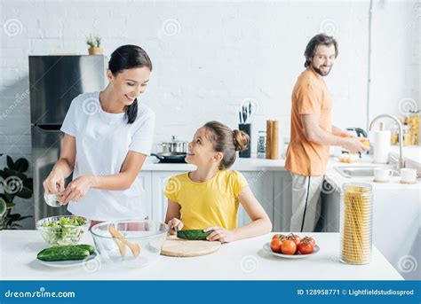 Madre E Hija Que Preparan La Ensalada Mientras Que Platos Que Se Lavan