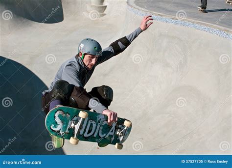 De Veteraan Skateboarder Vangt Lucht In Kom Bij Nieuw Skateboardpark Redactionele Afbeelding